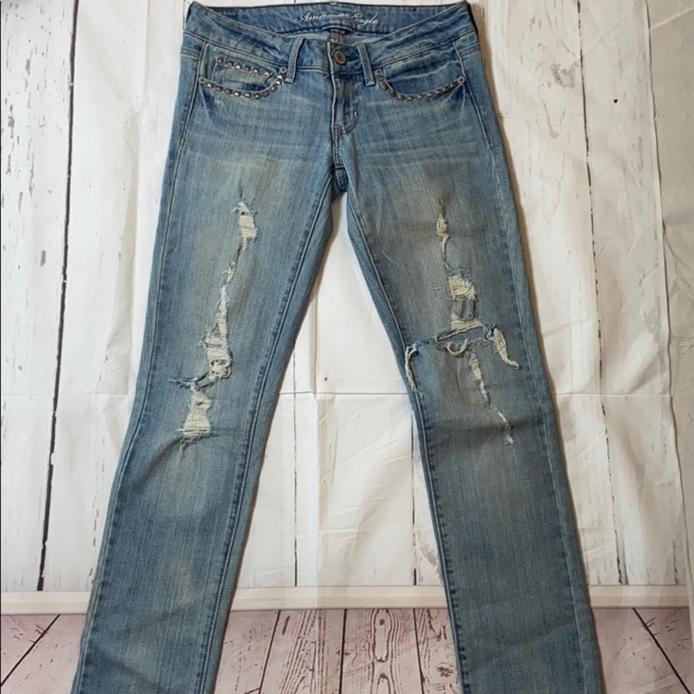 American Eagle light wash Ripped Jeans SZ 2 B0116